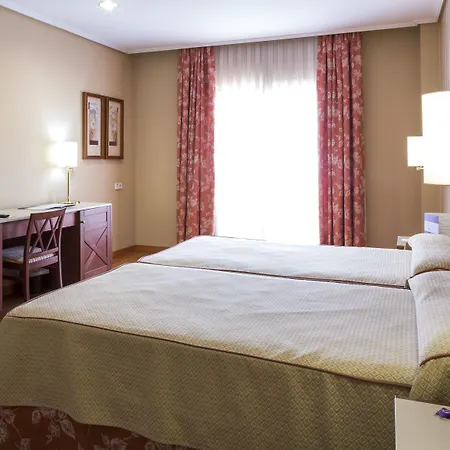 Ilunion Alcora Sevilla מלון 4*